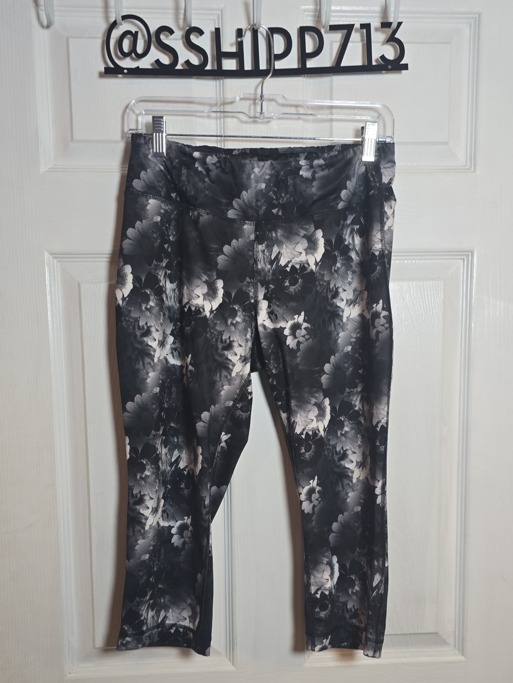 Danskin M Medium Black & White Floral Capri Leggings